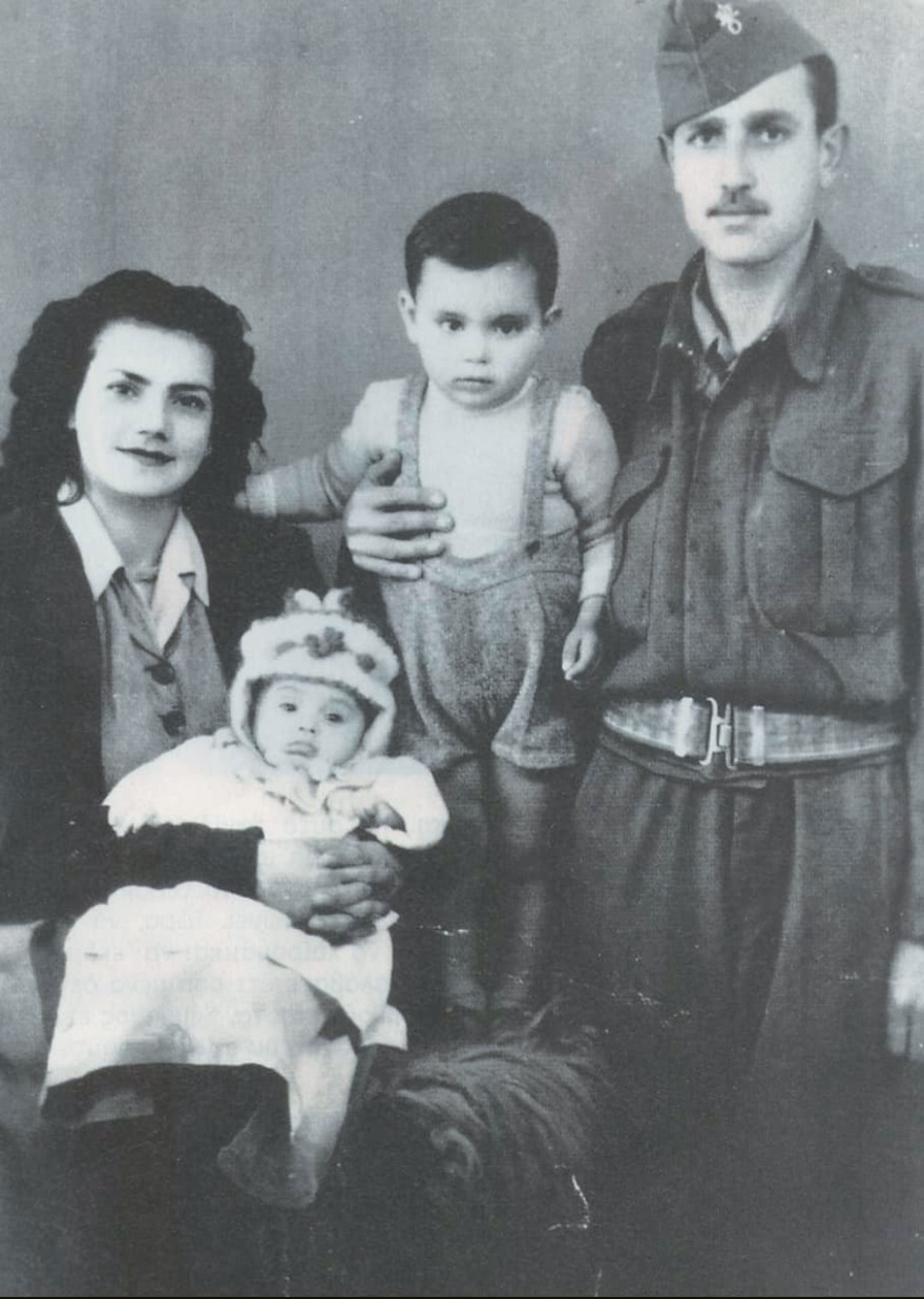 50 χρόνια... στο ίδιο έργο θεατές: Όλες οι κόντρες του Γιώργου Νταλάρα  