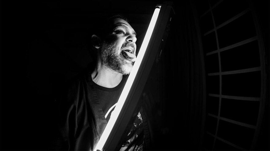 Ο Αργύρης Ξάφης σε έναν καταιγιστικό μονόλογο στο Θέατρο Θησείον