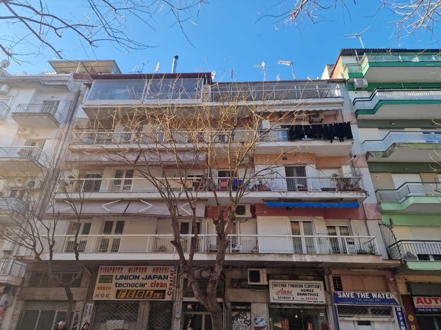 Οικογενειακή τραγωδία στη Θεσσαλονίκη: Σκύλος εντόπισε τη μυρωδιά και κάλεσαν την αστυνομία για τον πατέρα και τον γιο