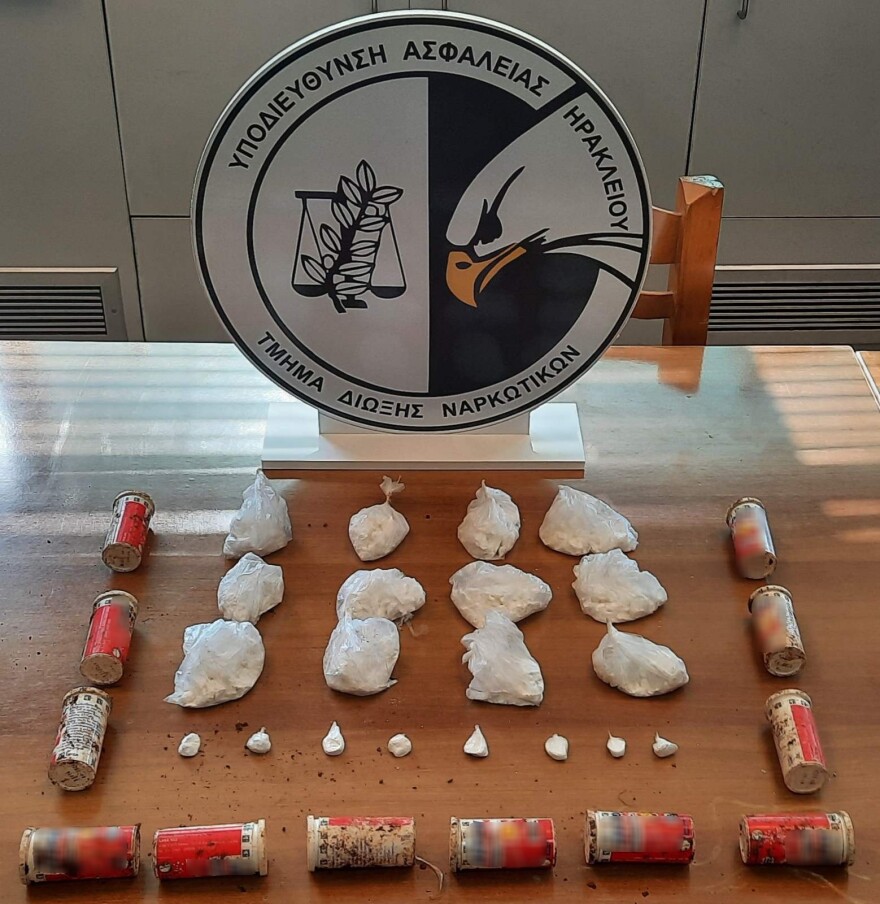 Κρήτη: Βρήκαν κρύπτες με κοκαΐνη σε χωράφι και αυτοκίνητο αλλοδαπών - Τα έκρυβαν μέσα σε κουτιά αντιπυρετικών