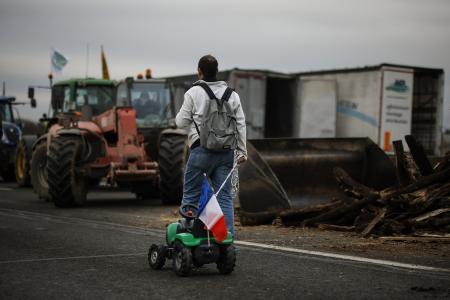 Υπό πολιορκία το Παρίσι από τους αγρότες - Αποφασισμένοι να μείνουν όσο χρειαστεί