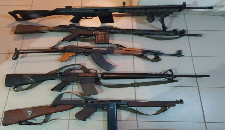 Φλώρινα: 54χρονος και 57χρονη είχαν στο σπίτι τους 29 όπλα, 72 κιλά πυρίτιδας, χιλιάδες σφαίρες - Ενημερώθηκε η Αντιτρομοκρατική