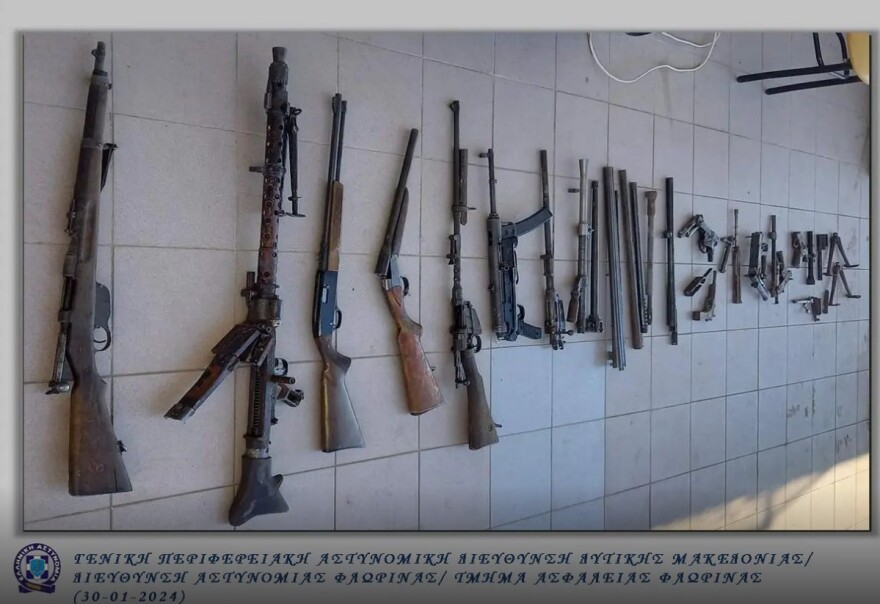 Φλώρινα: Το ζευγάρι είχε κρύψει όπλα μέχρι και στη στέγη του σπιτιού - Τι βρήκαν οι αστυνομικοί σε νέα κρύπτη