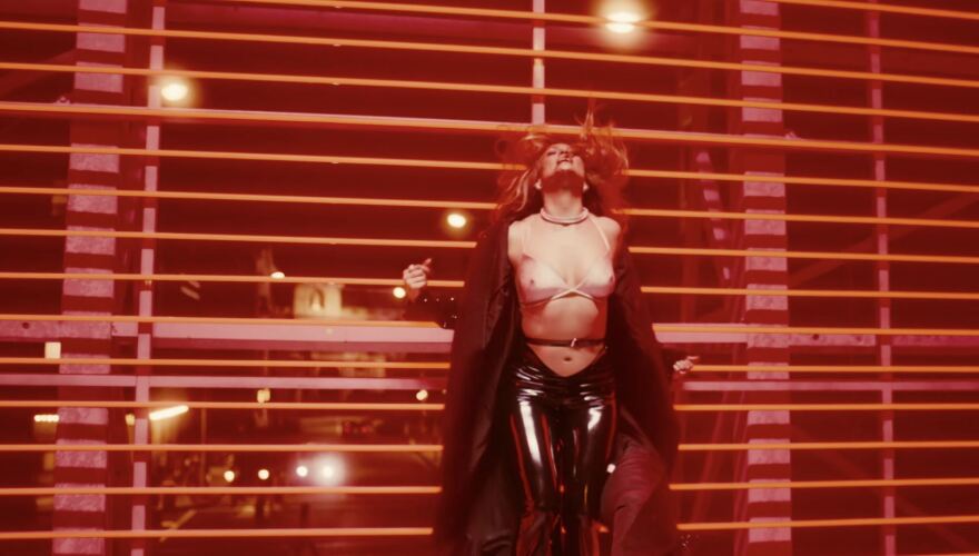 Τζένιφερ Λόπεζ: Σέξι με αποκαλυπτικό σουτιέν - Μοιάζει με 30, σχολιάζει θαυμαστής της