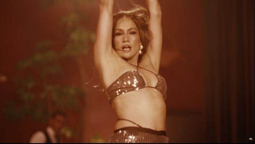 Τζένιφερ Λόπεζ: Σέξι με αποκαλυπτικό σουτιέν - Μοιάζει με 30, σχολιάζει θαυμαστής της