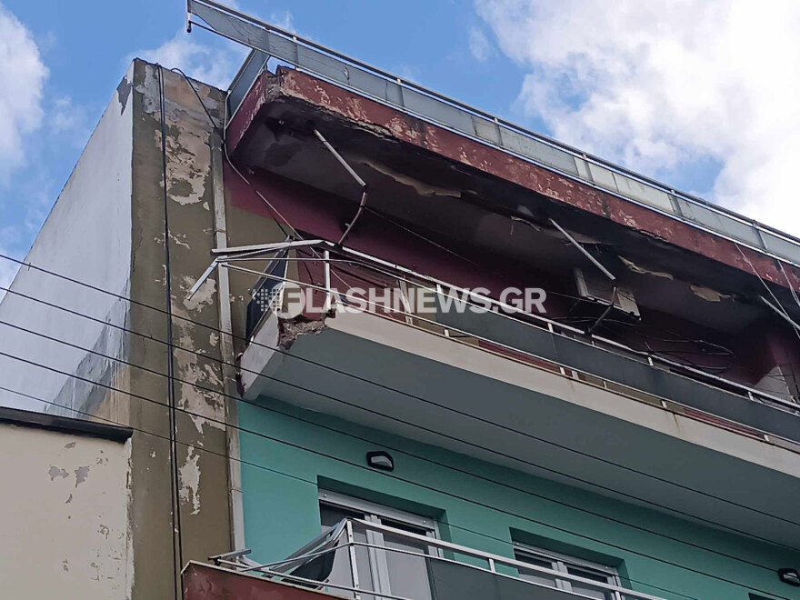 Χανιά: Αποκολλήθηκε μέρος μπαλκονιού κι έπεσε πάνω σε ΙΧ - Δείτε φωτογραφίες