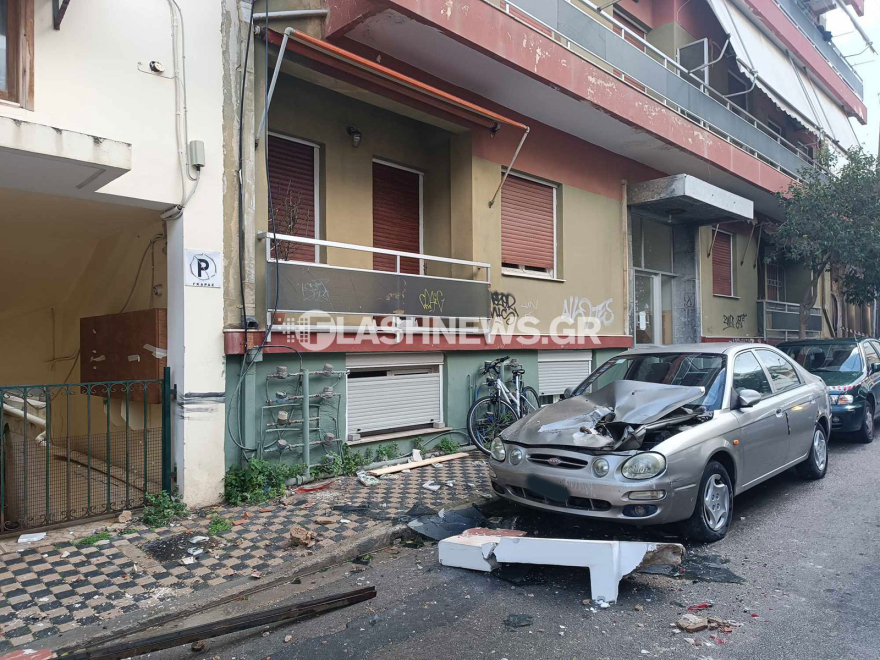 Χανιά: Αποκολλήθηκε μέρος μπαλκονιού κι έπεσε πάνω σε ΙΧ - Δείτε φωτογραφίες