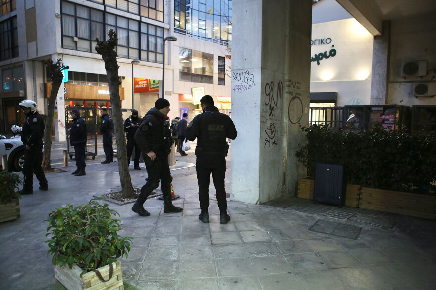 Λήξη συναγερμού στη Μητροπόλεως - Δεν περιείχε κάτι ύποπτο η βαλίτσα έξω από εταιρεία ταχυμεταφορών, δείτε βίντεο και φωτογραφίες