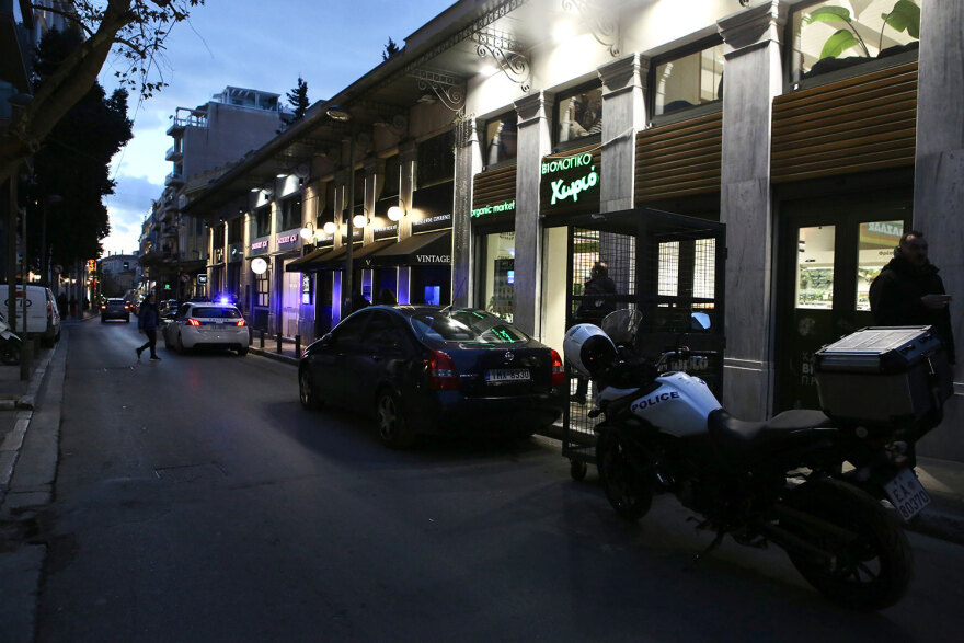 Λήξη συναγερμού στη Μητροπόλεως - Δεν περιείχε κάτι ύποπτο η βαλίτσα έξω από εταιρεία ταχυμεταφορών, δείτε βίντεο και φωτογραφίες