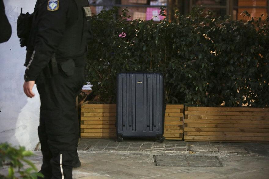 Λήξη συναγερμού στη Μητροπόλεως - Δεν περιείχε κάτι ύποπτο η βαλίτσα έξω από εταιρεία ταχυμεταφορών, δείτε βίντεο και φωτογραφίες