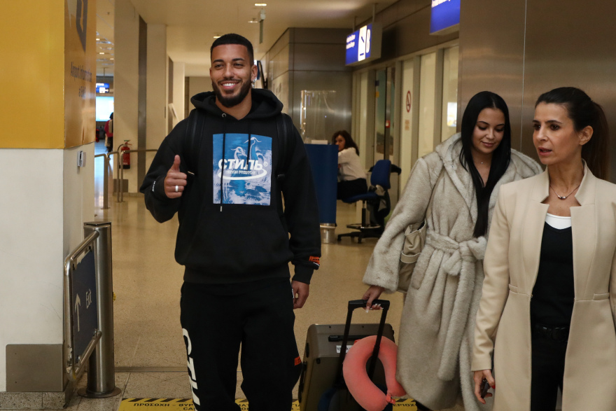 Ολυμπιακός: Έφτασε στην Αθήνα για τους Πειραιώτες ο Βέζο - «Είναι μεγάλη τιμή που είμαι εδώ»