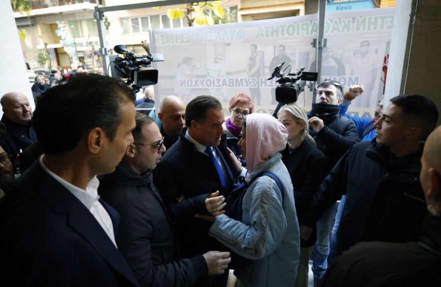 Οι αποδοκιμασίες συμβασιούχων στο υπουργείο Υγείας δεν επέτρεψαν στον Γεωργιάδη να τους μιλήσει