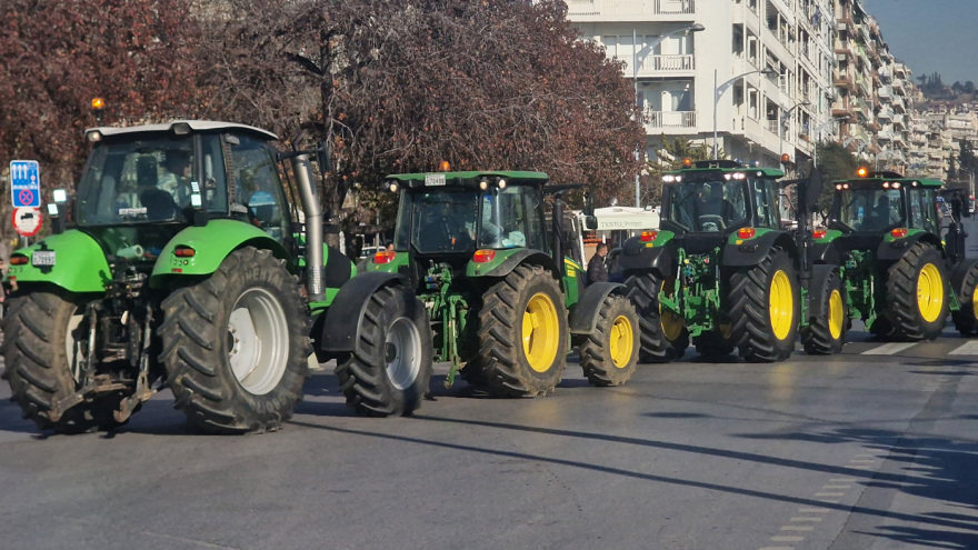 Θεσσαλονίκη: Εκατοντάδες τρακτέρ μπήκαν στην πόλη με μαύρες σημαίες - Βίντεο και φωτογραφίες