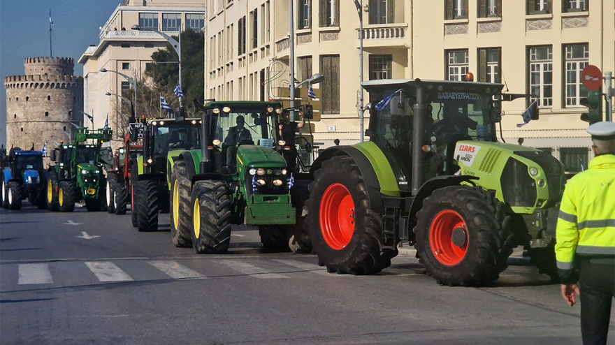 Θεσσαλονίκη: Εκατοντάδες τρακτέρ μπήκαν στην πόλη με μαύρες σημαίες - Βίντεο και φωτογραφίες