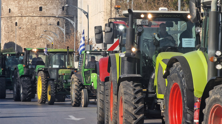 Θεσσαλονίκη: Εκατοντάδες τρακτέρ μπήκαν στην πόλη με μαύρες σημαίες - Βίντεο και φωτογραφίες