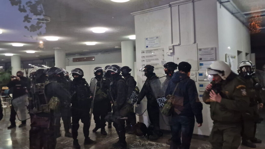 Εκκενώθηκε η κατάληψη στο ΑΠΘ μετά από αστυνομική επιχείρηση - Δείτε βίντεο και φωτογραφίες