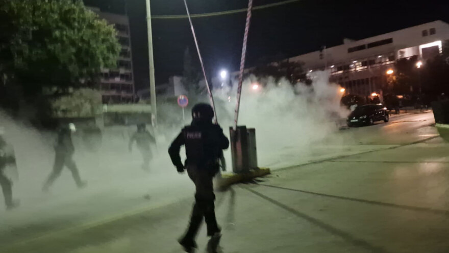 Επεισόδια μεταξύ κουκουλοφόρων και ΜΑΤ μετά την εκκένωση της κατάληψης του ΑΠΘ - Δείτε βίντεο