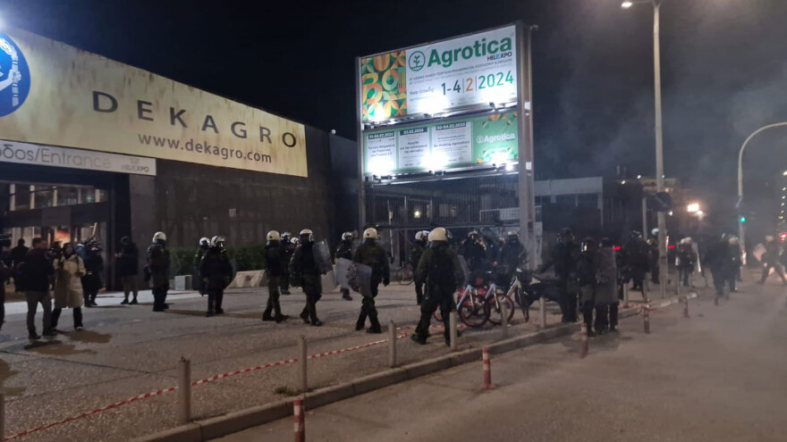 Επεισόδια μεταξύ κουκουλοφόρων και ΜΑΤ μετά την εκκένωση της κατάληψης του ΑΠΘ - Δείτε βίντεο