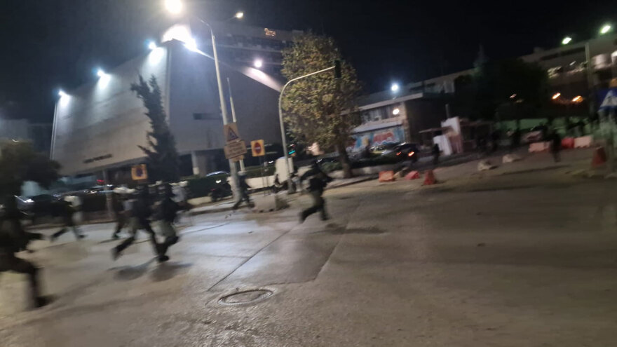 Επεισόδια μεταξύ κουκουλοφόρων και ΜΑΤ μετά την εκκένωση της κατάληψης του ΑΠΘ - Δείτε βίντεο