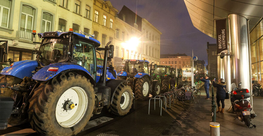 Οι αγρότες «πολιορκούν» με 1.300 τρακτέρ τη Σύνοδο: Μπλόκα, φωτιές και αβγά γύρω από την Ευρωβουλή - Δείτε live εικόνα