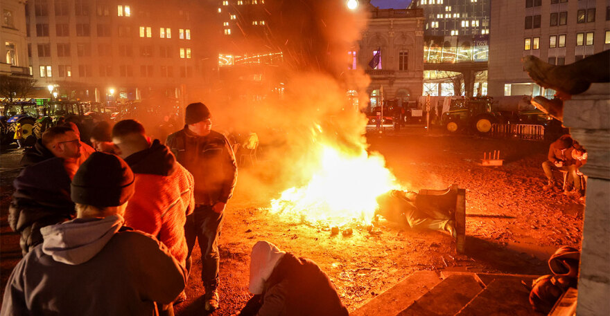 Οι αγρότες «πολιορκούν» με 1.300 τρακτέρ τη Σύνοδο: Μπλόκα, φωτιές και αβγά γύρω από την Ευρωβουλή - Δείτε live εικόνα