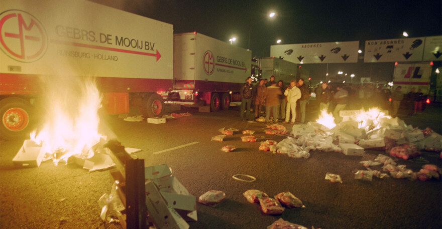 Οι αγρότες «πολιορκούν» με 1.300 τρακτέρ τη Σύνοδο: Μπλόκα, φωτιές και αβγά γύρω από την Ευρωβουλή - Δείτε live εικόνα