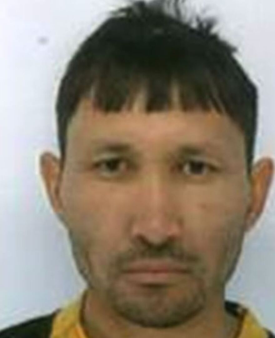 Λονδίνο: Φωτογραφίες του υπόπτου της επίθεσης με καυστικό υγρό έδωσε στη δημοσιότητα η βρετανική αστυνομία