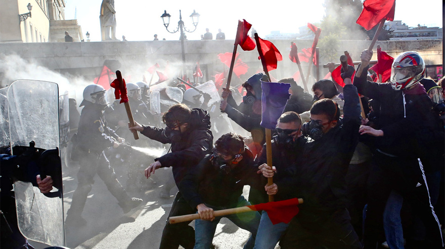 Πανεκπαιδευτικό συλλαλητήριο: Επεισόδια διαδηλωτών με την Αστυνομία (βίντεο & φωτογραφίες)