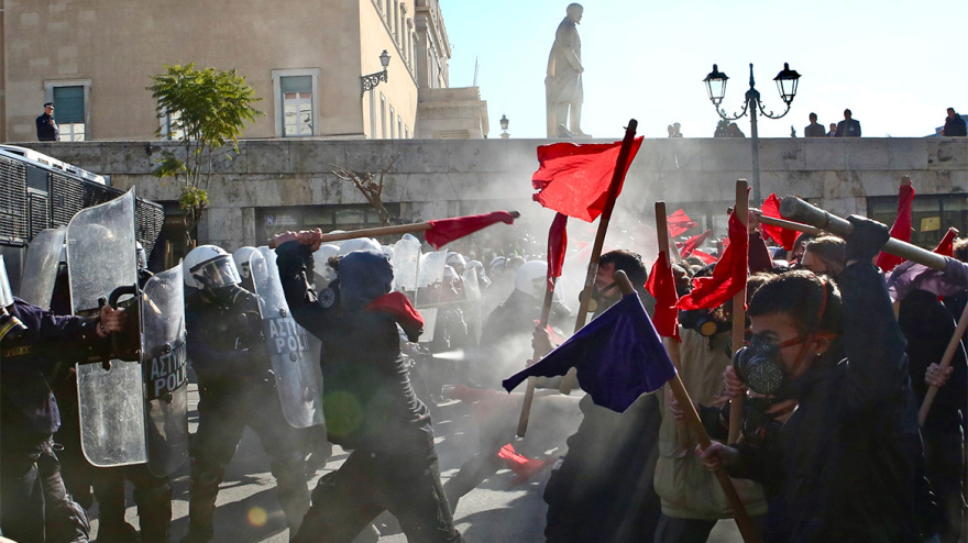 Πανεκπαιδευτικό συλλαλητήριο: Επεισόδια διαδηλωτών με την Αστυνομία (βίντεο & φωτογραφίες)