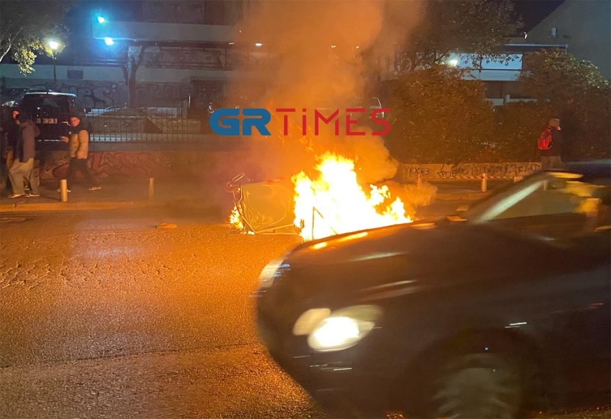Θεσσαλονίκη: Κουκουλοφόροι έκαψαν κάδους στην οδό Εγνατία - Δείτε βίντεο και φωτογραφίες