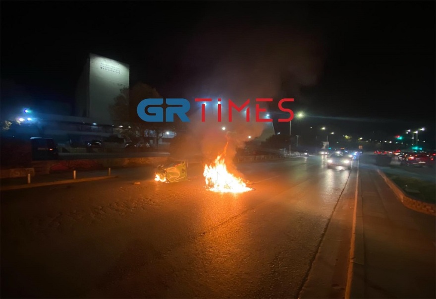 Θεσσαλονίκη: Κουκουλοφόροι έκαψαν κάδους στην οδό Εγνατία - Δείτε βίντεο και φωτογραφίες