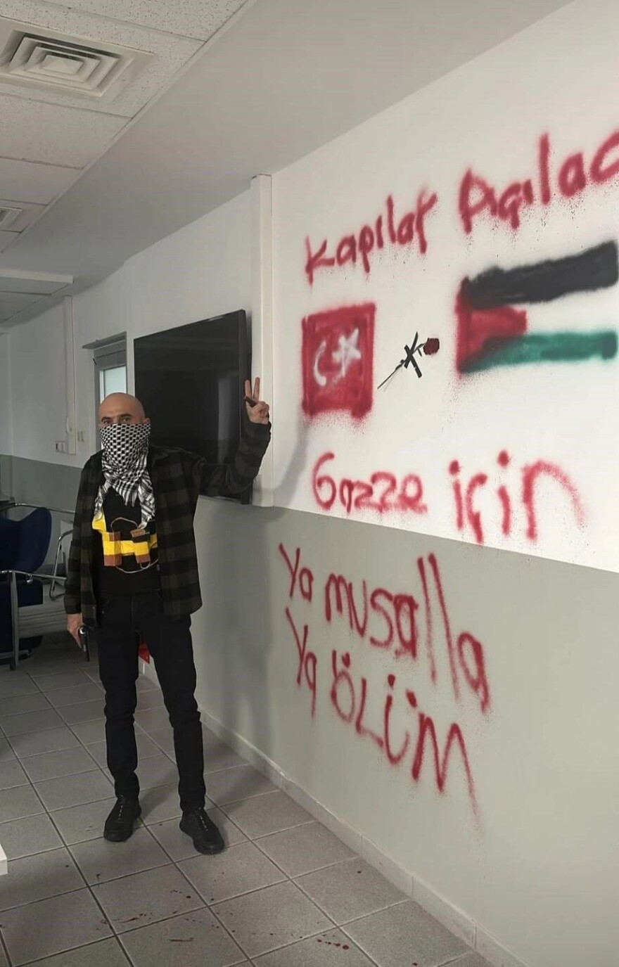 Τουρκία: Πολύωρη η ομηρία στο εργοστάσιο - Ποζάρει με παλαιστινιακή μαντίλα ο εισβολέας