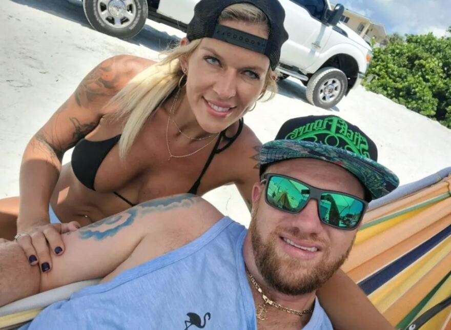 Φλόριντα: Απαγόρευσαν σε 35χρονη να παρκάρει σε χριστιανικό σχολείο επειδή έχει λογαριασμό στο OnlyFans