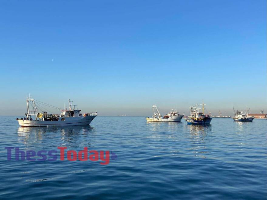 Θεσσαλονίκη: Μηχανότρατες συγκεντρώθηκαν στον Θερμαϊκό για να συμπαρασταθούν στις κινητοποιήσεις των αγροτών - Βίντεο