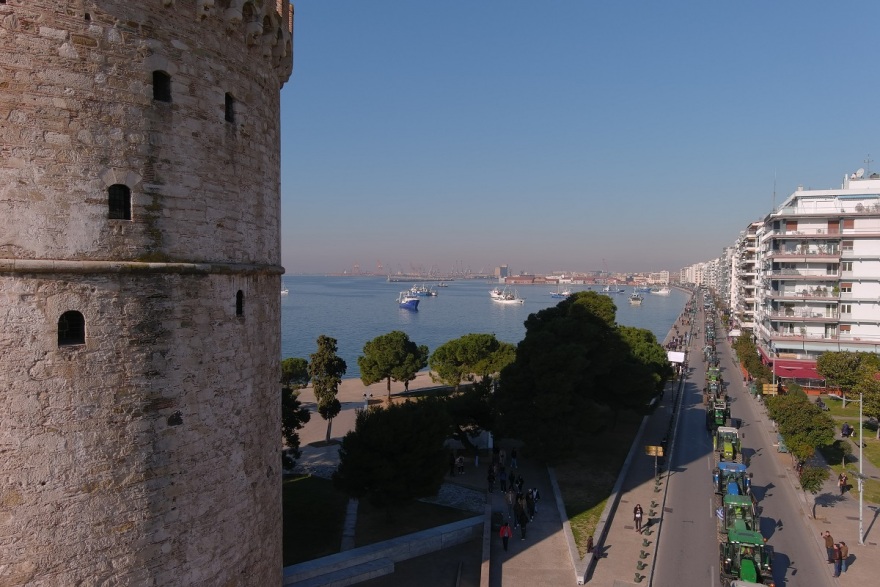 Θεσσαλονίκη: Εκατοντάδες τρακτέρ μπήκαν στην πόλη με μαύρες σημαίες - Βίντεο και φωτογραφίες