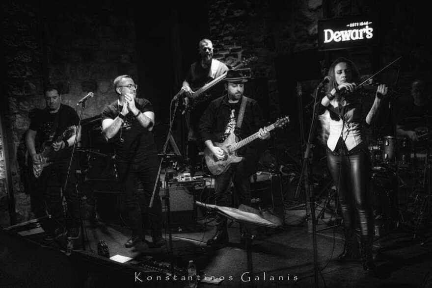 Στη Σκηνή η Γαλαρία: Final Act, Απόστολος Μόσιος, Μαίρη Μπρόζη live στο Caja De Musica