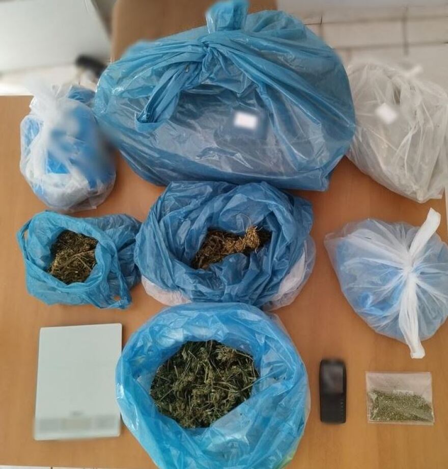 Λαμία: 53χρονος είχε οπλοστάσιο και ενάμισι κιλό κάνναβης στο σπίτι του