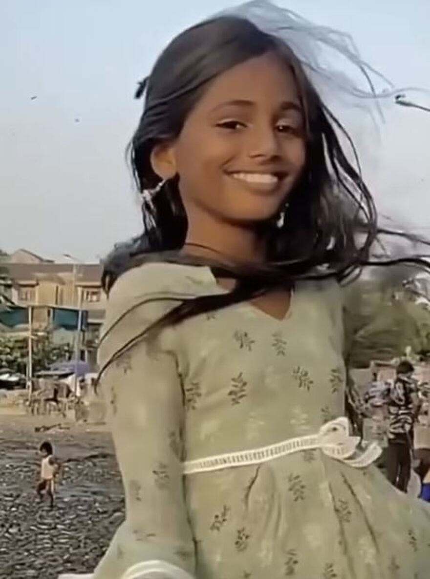 Η πριγκίπισσα των φτωχογειτονιών: Η Ινδή που θέλει να γίνει μοντέλο για να βγάλει την οικογένειά της από τη φτώχεια