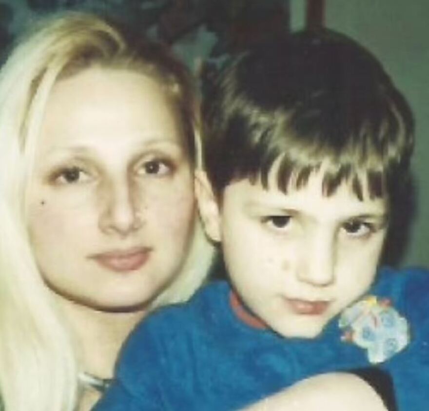 Βρετανία: Μετάνιωσε που δεν έκανε το εμβόλιο της ιλαράς στον γιο της - «Παραλίγο να τον χάσω»