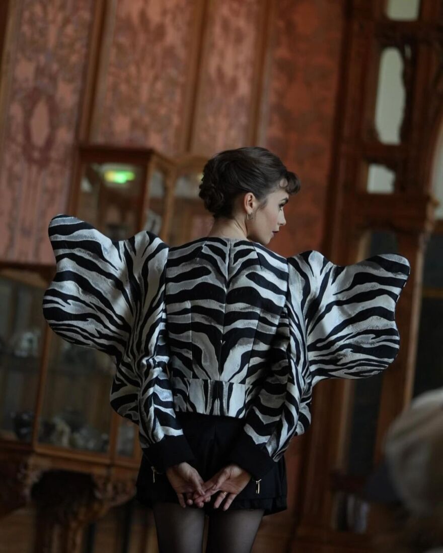 Λίλι Κόλινς: Μοιράζεται με το κοινό της τις αγαπημένες της στιγμές από την τρίτη σεζόν του «Emily in Paris»