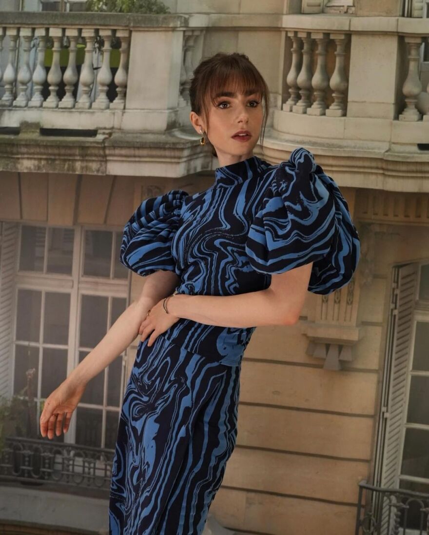 Λίλι Κόλινς: Μοιράζεται με το κοινό της τις αγαπημένες της στιγμές από την τρίτη σεζόν του «Emily in Paris»