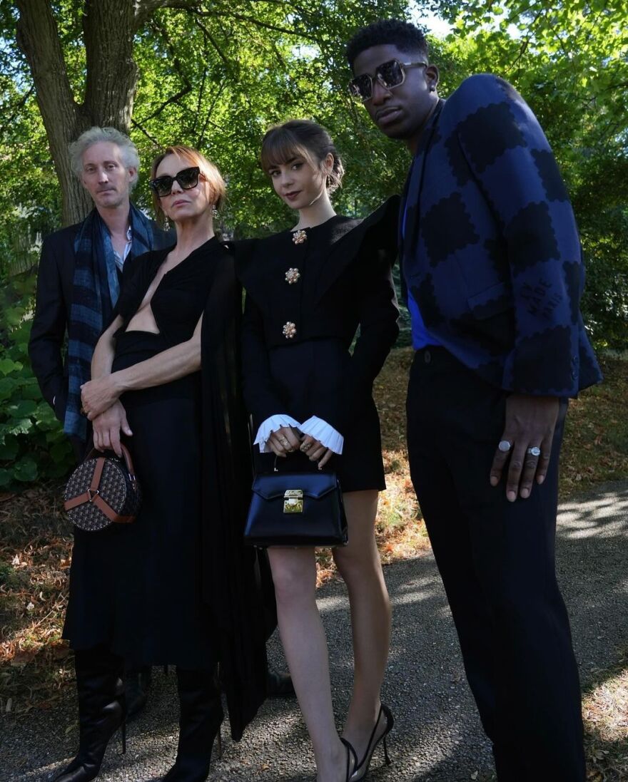 Λίλι Κόλινς: Μοιράζεται με το κοινό της τις αγαπημένες της στιγμές από την τρίτη σεζόν του «Emily in Paris»