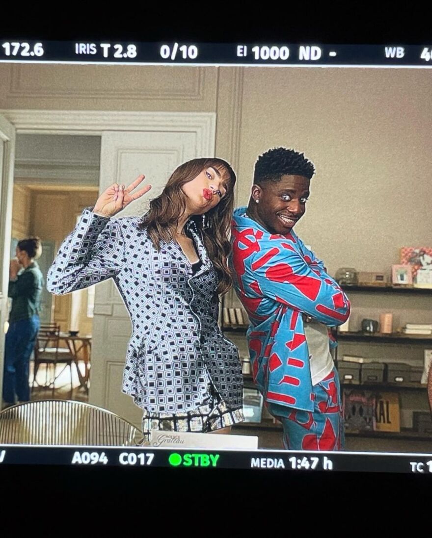 Λίλι Κόλινς: Μοιράζεται με το κοινό της τις αγαπημένες της στιγμές από την τρίτη σεζόν του «Emily in Paris»