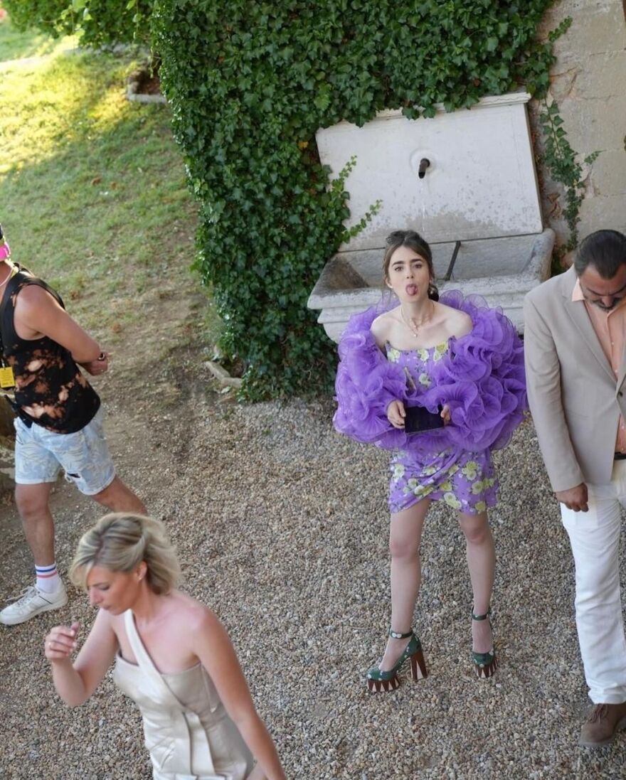 Λίλι Κόλινς: Μοιράζεται με το κοινό της τις αγαπημένες της στιγμές από την τρίτη σεζόν του «Emily in Paris»