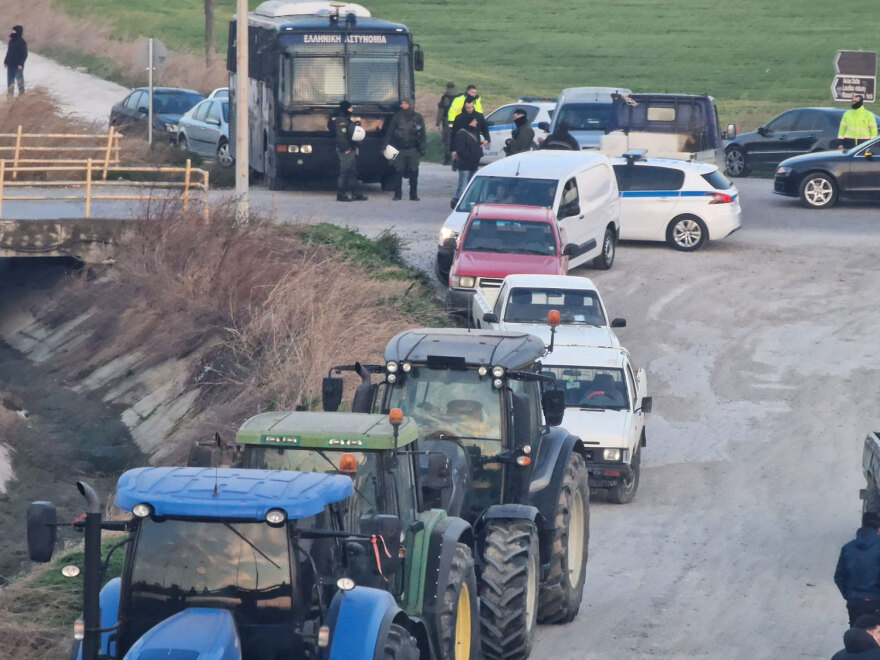 Αγρότες βγήκαν με τα τρακτέρ τους στη γέφυρα των Μαλγάρων - Μπλόκο από την ΕΛ.ΑΣ, δείτε βίντεο και φωτογραφίες