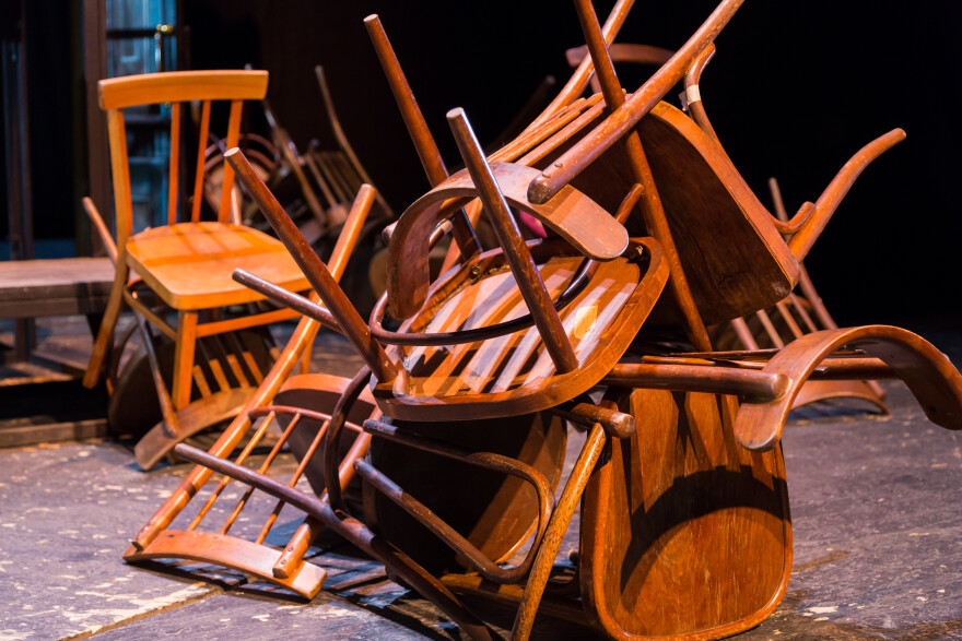 Γιατί τα έπιπλά μας έχουν τόσο μειωμένη διάρκεια ζωής; Η βιομηχανία γρήγορης μόδας επίπλων