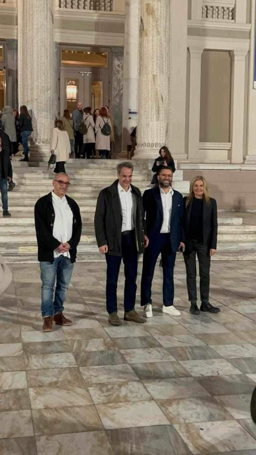 Ο Μητσοτάκης με τη σύζυγό του στο Δημοτικό Θέατρο Πειραιά για την παράσταση «Τρεις Ψηλές Γυναίκες»