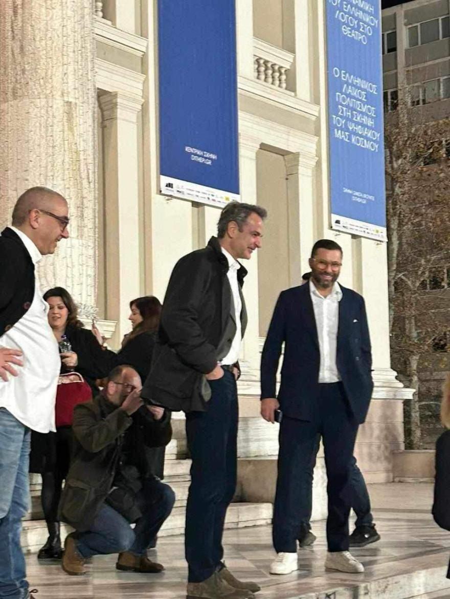 Ο Μητσοτάκης με τη σύζυγό του στο Δημοτικό Θέατρο Πειραιά για την παράσταση «Τρεις Ψηλές Γυναίκες»