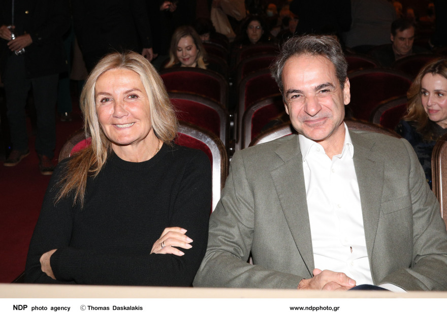 Κυριάκος Μητσοτάκης - Μαρέβα Γκραμπόφσκι: Στη θεατρική παράσταση «Τρεις Ψηλές Γυναίκες»