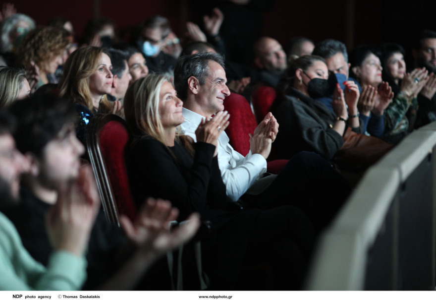 Κυριάκος Μητσοτάκης - Μαρέβα Γκραμπόφσκι: Στη θεατρική παράσταση «Τρεις Ψηλές Γυναίκες»